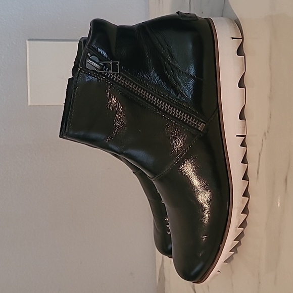 Sorel Harlow Black Waterproof Patent Leather Chelsea Zip Ankle Boots Wmns 8 - Picture 5 of 13